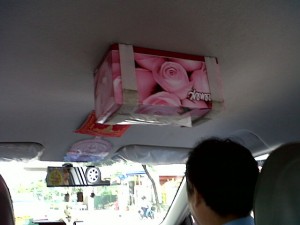 タイのタクシー、天井にティッシュホルダーが付いていた タイのタクシー、天井にティッシュホルダーが付いていた