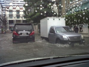 スクンビット　奇数側　洪水　ソイ31